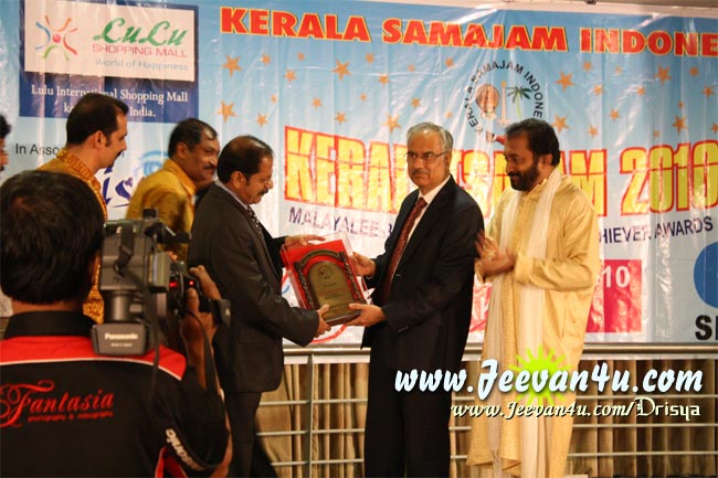 Mr. V.P.Nandakumar receiving Business excellence award from Biren Nanda